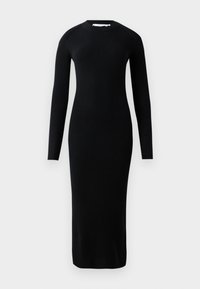 Lange zwarte geribbelde jurk met lange mouwen, ronde halslijn en aansluitende silhoette, gemaakt van textuurstof. Geen zichtbare patronen of accenten.