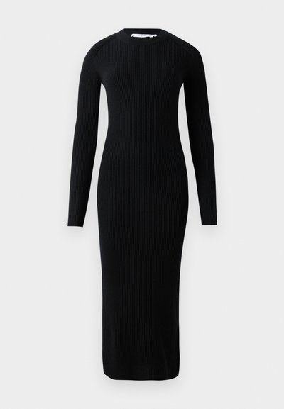 Μαύρο μακρύ φόρεμα με ραβδώσεις, μακριά μανίκια, στρογγυλή λαιμόκοψη και εφαρμοστή σιλουέτα, φτιαγμένο από υφή υφάσματος. Δεν υπάρχουν ορατά σχέδια ή λεπτομέρειες.