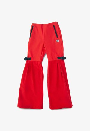 Czerwone spodnie z polaru o szerokim, rozszerzanym kroju, z dwoma bocznymi kieszeniami, czarnymi akcentami oraz regulowanymi klamrami u dołu nogawek.