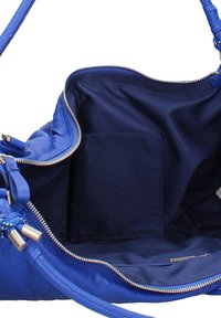 Blauwe leren handtas met een ritssluiting, voorzien van een marineblauwe stoffen binnenkant en een klein zijvak. Soepele textuur met gevlochten handvatdetail.