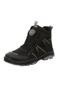 Schwarzer Wanderschuh mit einem synthetischen Obermaterial, Mesh-Einsätzen, BOA-Schnürsystem und einer strukturierten Gummisohle mit einem robusten Profil.