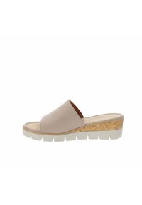 Beige wigglende schuif sandaal met een glad leren bovenwerk, kurken accenten en een witte rubberen zool. Open teen ontwerp en gevoerde binnenkant.