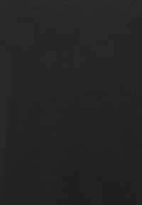 Tissu en coton noir avec une texture lisse ; sans motifs ni graphiques, présentant une couleur uniforme et une finition douce.