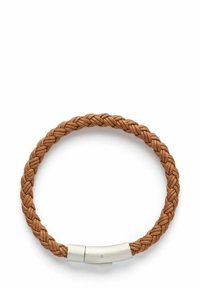 Brun flätad läderarmband med en silverfärgad spänne. Designen har en slät yta och rund form, med detaljerad vävning genom hela armbandet.