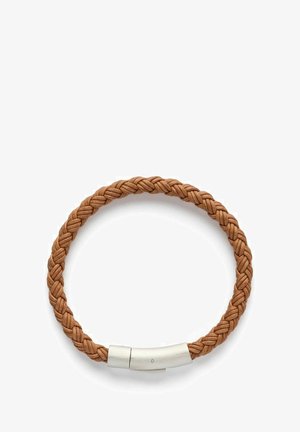 Brun flätad läderarmband med en silverfärgad spänne. Designen har en slät yta och rund form, med detaljerad vävning genom hela armbandet.