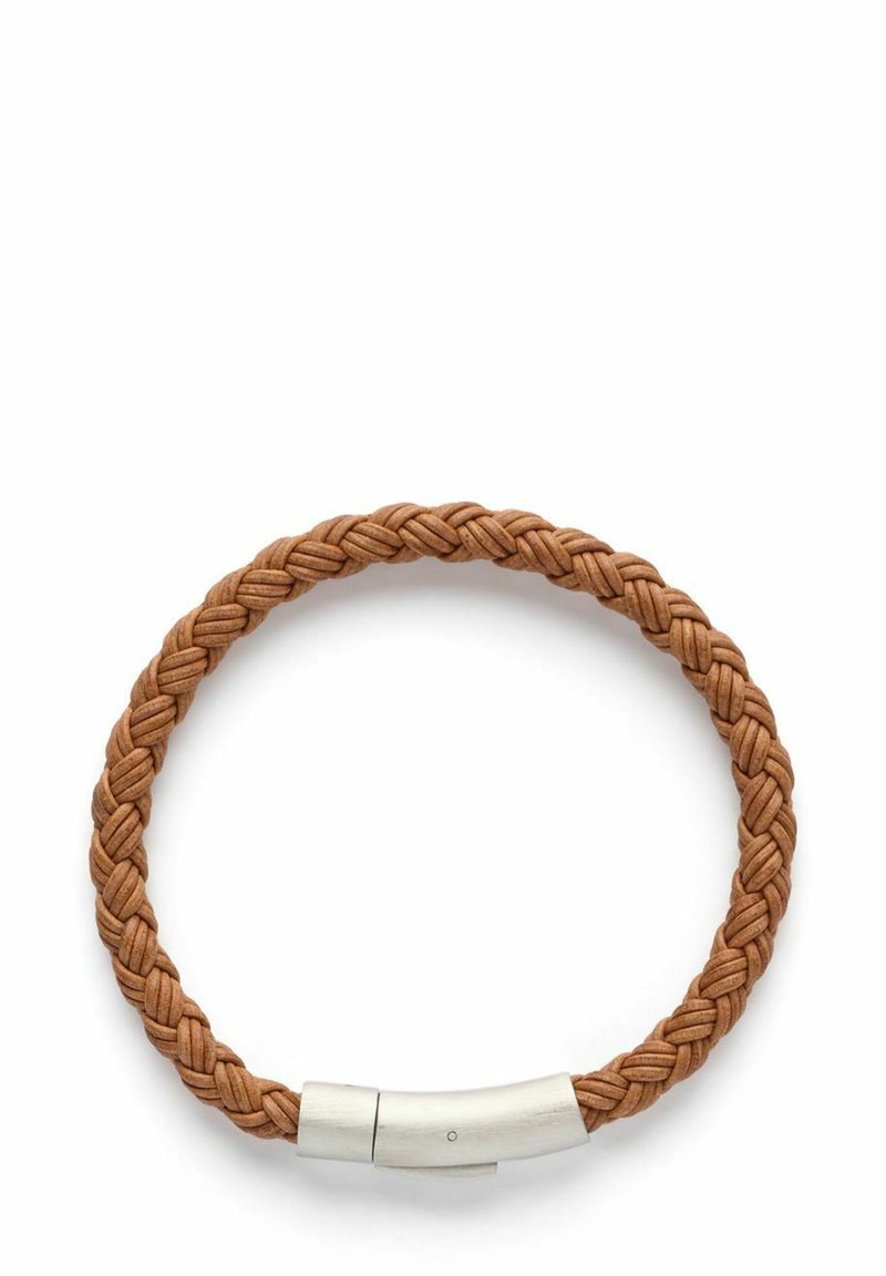 Brun flätad läderarmband med en silverfärgad spänne. Designen har en slät yta och rund form, med detaljerad vävning genom hela armbandet.