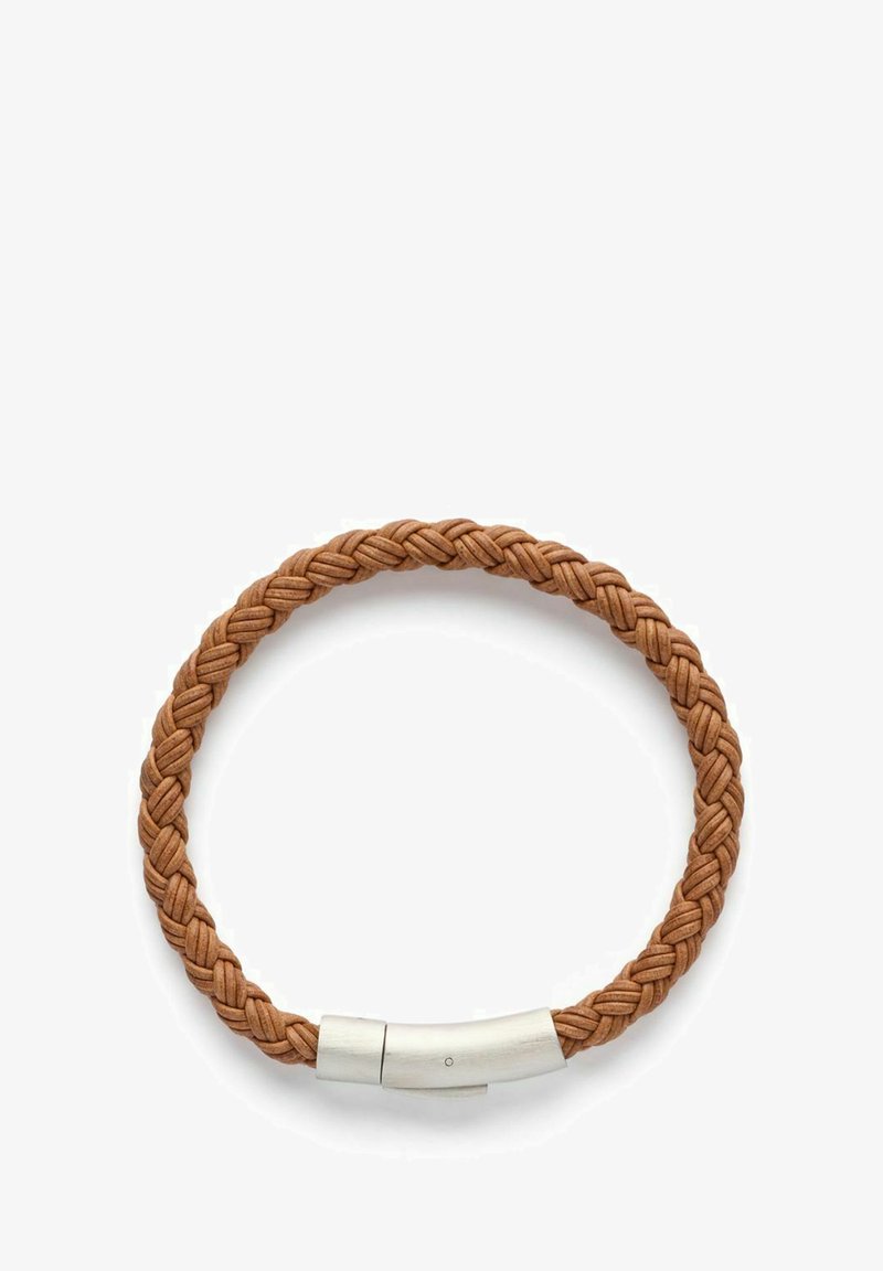 Brun flettet læderarmbånd med en sølvfarvet lås. Designet har en glat tekstur og en rund form, med detaljeret vævning hele vejen igennem.