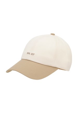 Cappellino da baseball beige e crema con visiera curva, ricamato con "NN. 07" sulla parte frontale.