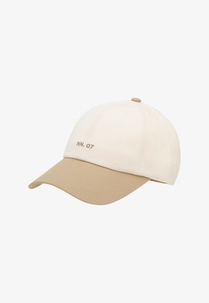 Cappellino da baseball beige e crema con visiera curva, ricamato con "NN. 07" sulla parte frontale.