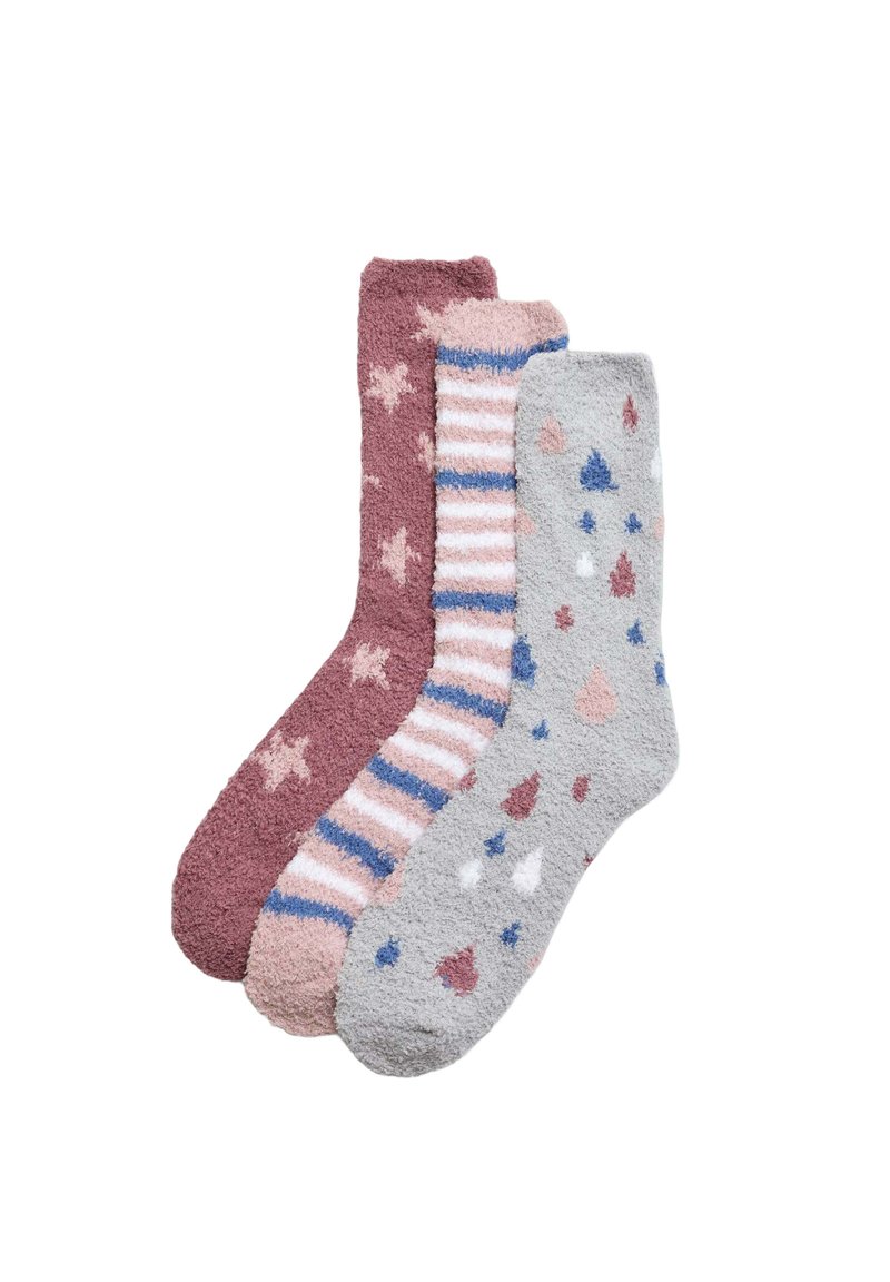 Tres pares de calcetines de peluche: rosa oscuro con estrellas, rosa claro a rayas con azul, y gris claro con gotas de colores. Tejido suave, de longitud hasta la mitad de la pantorrilla.