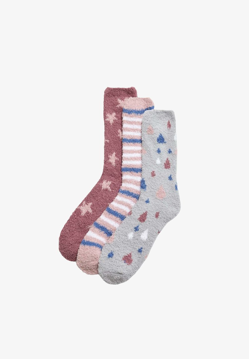 Tres pares de calcetines de peluche: rosa oscuro con estrellas, rosa claro a rayas con azul, y gris claro con gotas de colores. Tejido suave, de longitud hasta la mitad de la pantorrilla.