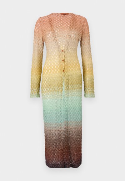 Cardigan de malha até ao joelho com um padrão ombre, transicionando de pêssego para amarelo e depois para azul-petróleo, com mangas longas e fecho de botão.