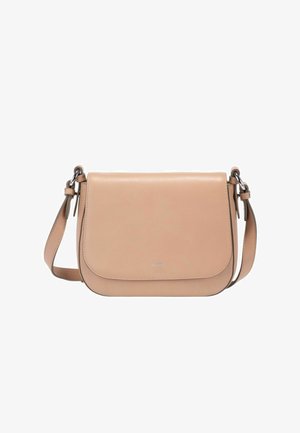 Bolso de cuero en beige suave con forma rectangular. Cuenta con cierre de solapa, correa ajustable y sutil marca en el frente.