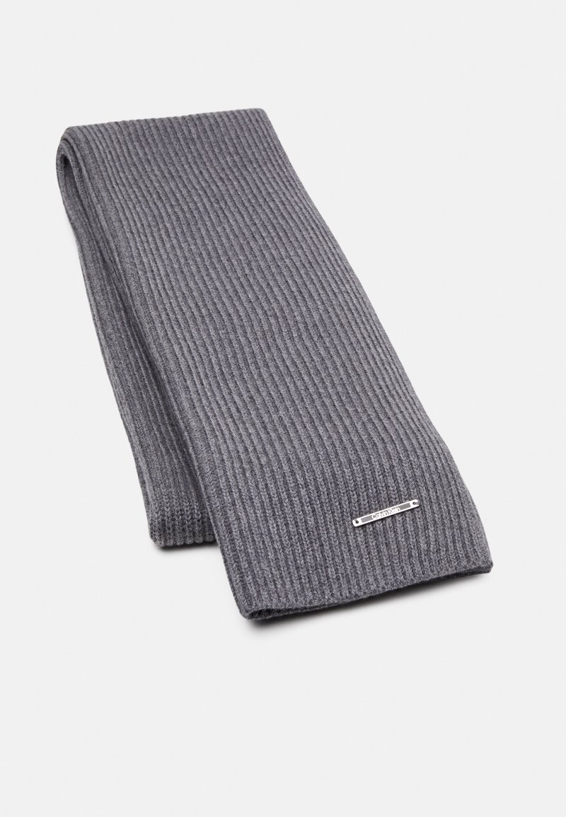 Écharpe en tricot côtelé gris foncé pliée avec une petite étiquette logo métallique rectangulaire sur fond blanc.