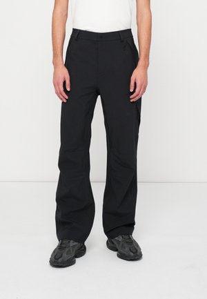 Schwarze technische Hose mit geradem Schnitt, ausgestattet mit seitlichen Reißverschlusstaschen und Gürtelschlaufen. Glatter, strapazierfähiger Stoff mit einem klaren Design.