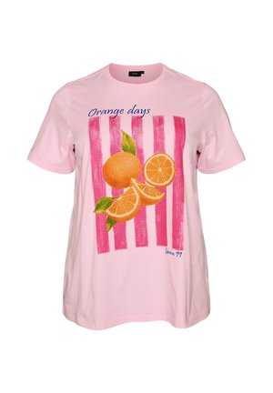 Lyserød kortærmet skjorte med teksten "Orange days", lodrette lyserøde striber og grafik af hele og skivede appelsiner med grønne blade.