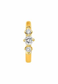 Anillo de oro con tres piedras redondas y transparentes en fila, engastadas en garras. Acabado suave y pulido con un diseño de banda simple y redondeada.