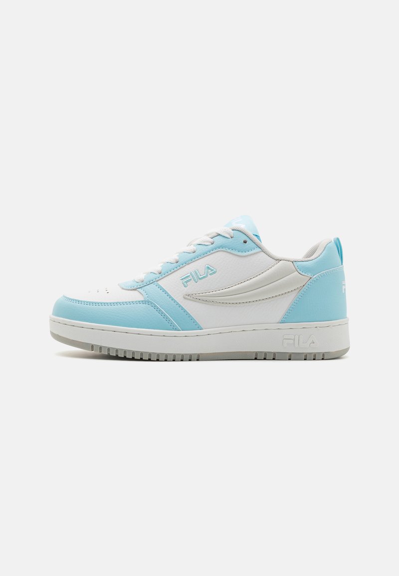 Sneakers Fila com um couro branco na parte superior, detalhes em azul claro, colarinho almofadado e sola de borracha texturizada. Os atacadores passam por ilhós.