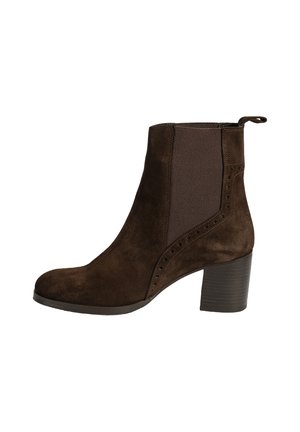 Brune suède enkellaars met elastische zijkanten, contrasterende bruine textuur, een ronde neus en een chunky hak. Verfraaid met kleine perforaties.