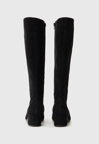 Zwarte suede kniehoog laarzen met een ronde neus en blokhak, voorzien van zijritsen voor sluiting en een gladde textuurafwerking.