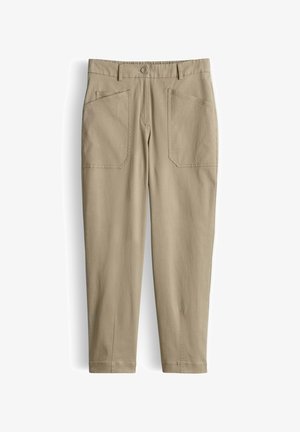 Beige taps toelopende broek met voorzakken, knoop- en ritssluiting en riemlussen, plat gelegd op een witte achtergrond.