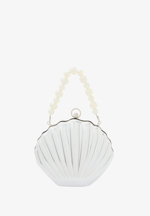 Hvid skaldørsclutch med en blank overflade, der har et perlebesat håndtag og en sølvfarvet lukkedetalje.
