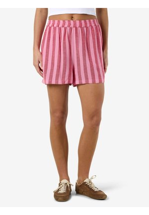 Nő, aki pink és piros vertikális csíkos, gumis derekú rövidnadrágot visel, barna fűzős tornacipővel, karjai lazán lendülnek oldalt.