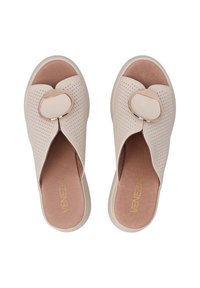 Beige geperforeerde instappers met een ronde vorm, voorzien van een gouden accent op de bovenkant. Zachte, gevoerde inlegzool met een gladde textuur.