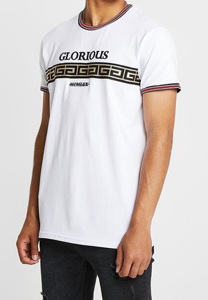 Weißes Baumwoll-T-Shirt mit kurzen Ärmeln, schwarzem und goldenem gemustertem Band mit dem Schriftzug "GLORIOUS" über der Brust und farbenfrohem geripptem Kragen.