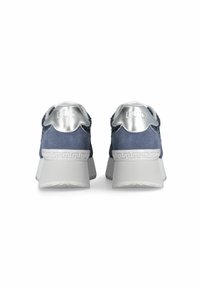Sneakers in suede blu navy con accenti argentati, suola bianca spessa e dettagli in rilievo sul tallone. Punta arrotondata e colletto imbottito.