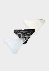 Trois culottes bikini en dentelle pour femmes en blanc, noir et bleu clair, disposées en chevauchement sur un fond clair.