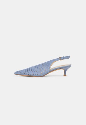 Chaussure femme à talon kitten en daim bleu clair avec lanière arrière, motifs perforés et boucle réglable sur fond uni.