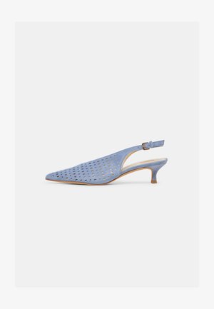 Γαλάζιο σουέντ παπούτσι με kitten heel και λουράκι slingback, με διάτρητο σχέδιο και ρυθμιζόμενο κούμπωμα, μπροστά σε απλό φόντο.