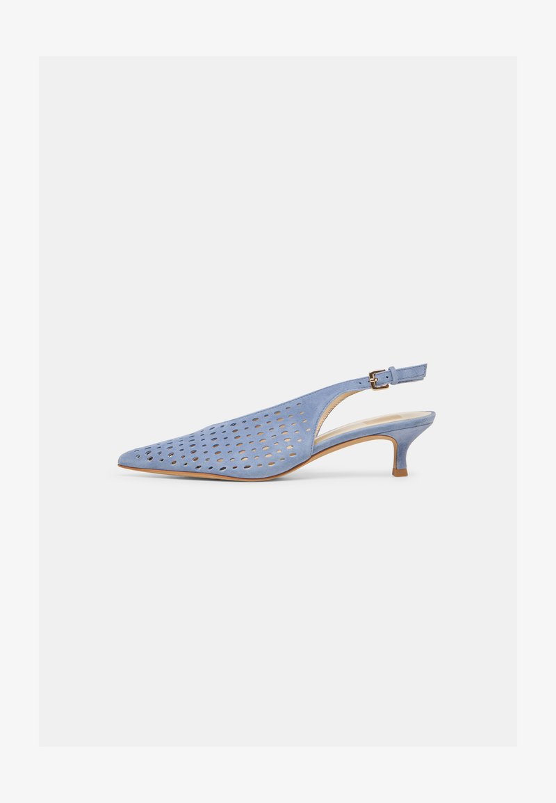 Γαλάζιο σουέντ παπούτσι με kitten heel και λουράκι slingback, με διάτρητο σχέδιο και ρυθμιζόμενο κούμπωμα, μπροστά σε απλό φόντο.