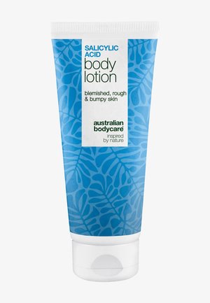 Tube de lotion pour le corps à l'acide salicylique pour les peaux à imperfections, rugueuses et bosses, de la marque Australian Bodycare avec un motif de feuille bleue sur l'emballage.