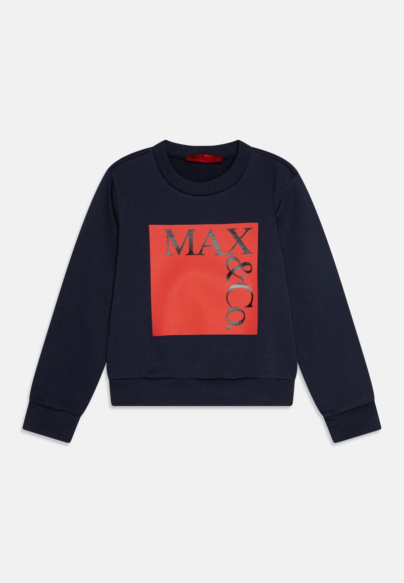 Marinegenser med en rød firkantgrafikk som har "MAX & Co." i grå tekst. Rund hals og ribbestrikkede mansjetter, laget av et mykt materiale.