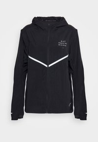 Veste de course légère noire à capuche avec fermeture éclair intégrale sur le devant, bandes réfléchissantes blanches et texte "Nike Running Division" sur la poitrine.