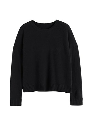 Maglione nero in tessuto morbido, caratterizzato da un ampio scollo rotondo, spalle cadenti e polsini a coste con orlo corto.