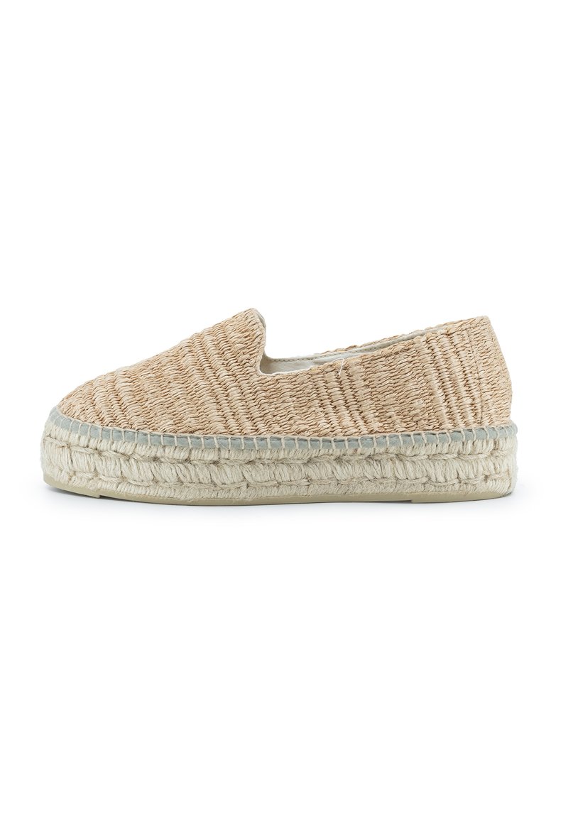 Scarpa espadrille slip-on in tessuto intrecciato naturale, con parte superiore color tan, suola in juta spessa e finitura beige testurizzata. Punta arrotondata e lati elasticizzati.
