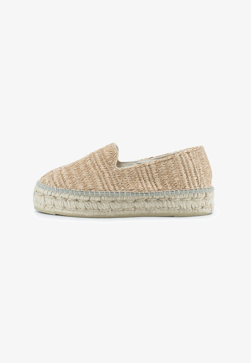 Scarpa espadrille slip-on in tessuto intrecciato naturale, con parte superiore color tan, suola in juta spessa e finitura beige testurizzata. Punta arrotondata e lati elasticizzati.