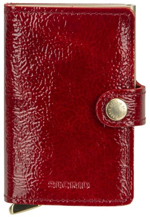 Portafoglio compatto in pelle rossa texturizzata con chiusura a bottone a pressione e logo "SECRID" in rilievo sul davanti.