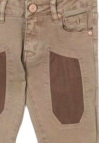 Pantaloni khaki con tessuto liscio, toppe marroni a contrasto sulle ginocchia, design a cinque tasche e chiusura con bottone in metallo.