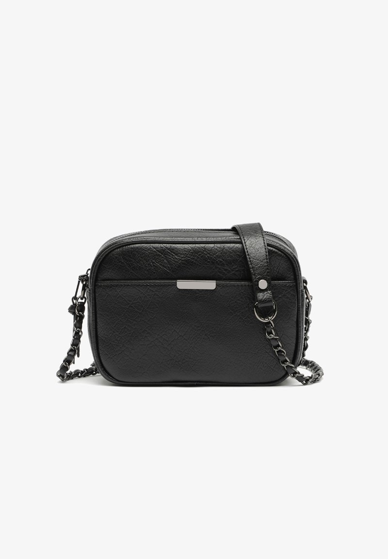 Černá crossbody taška vyrobená z texturované umělé kůže, s obdélníkovým tvarem, řetízkovým popruhem a kovovým akcentem na přední straně.