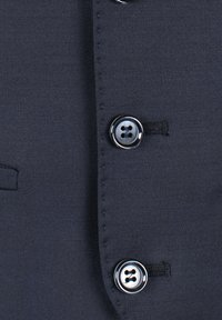 Marineblazer mit glattem Stoffdesign, ausgestattet mit drei glänzenden schwarzen Knöpfen, sichtbaren Nähten und einer Seitentasche.