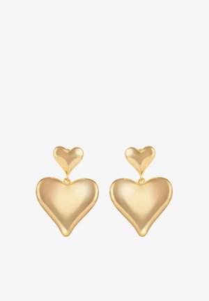 Kolczyki w kolorze złota z dwoma połączonymi kształtami serca, mniejszym sercem u góry i większym sercem zawieszonym poniżej na każdym kolczyku.