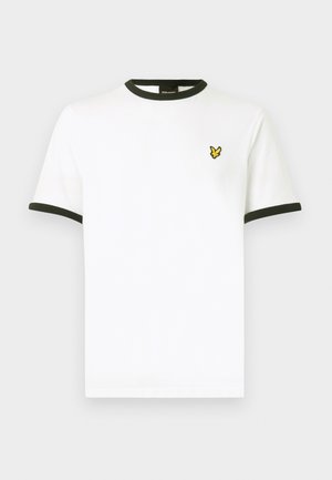Tricou alb cu mânecă scurtă, cu guler și margini de mânecă ribate de culoare verde închis, având un mic logo cu o pasăre galbenă pe pieptul stâng.
