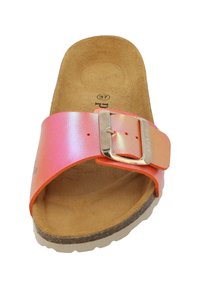 Roze en oranje schuifl sandal met een metalen band, zilveren gesp en een kurken voetbed. Bevat een gestructureerde, gevoerde binnenzool en een duurzame zool.