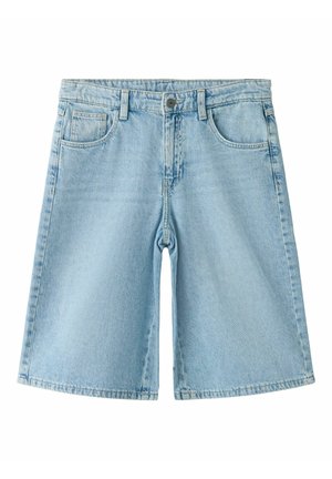 Pantaloncini in denim azzurro chiaro con passanti per cintura, bottone frontale, cerniera e due tasche frontali su sfondo bianco.