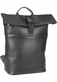 Mochila de cuero negro con una superficie texturizada, tapa plegable asegurada por una hebilla y un logotipo en la parte frontal. Cuenta con correas ajustables.