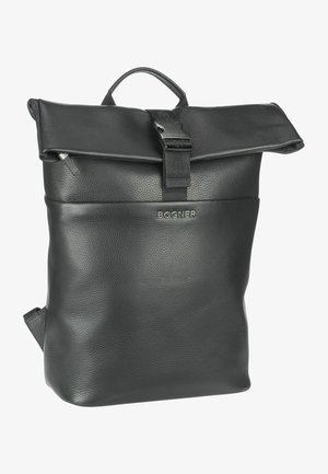 Mochila de cuero negro con una superficie texturizada, tapa plegable asegurada por una hebilla y un logotipo en la parte frontal. Cuenta con correas ajustables.